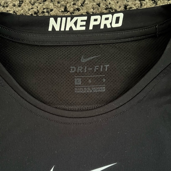 BLACK NIKE WORKOUT TOP - Picture 3 of 3